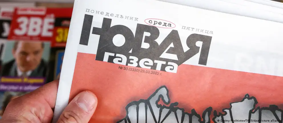 Замалчивание информации и дезинформация за пределами страны — так внешние наблюдатели оценивают давление на независимые СМИ в России, связанное с пропагандой и ограничением освещения событий внутри страны.