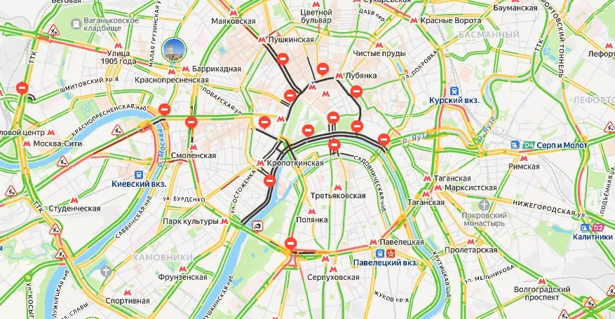 В столичном центре продолжаются перекрытия улиц и набережных; движение ограничено на основных маршрутах и мостах.