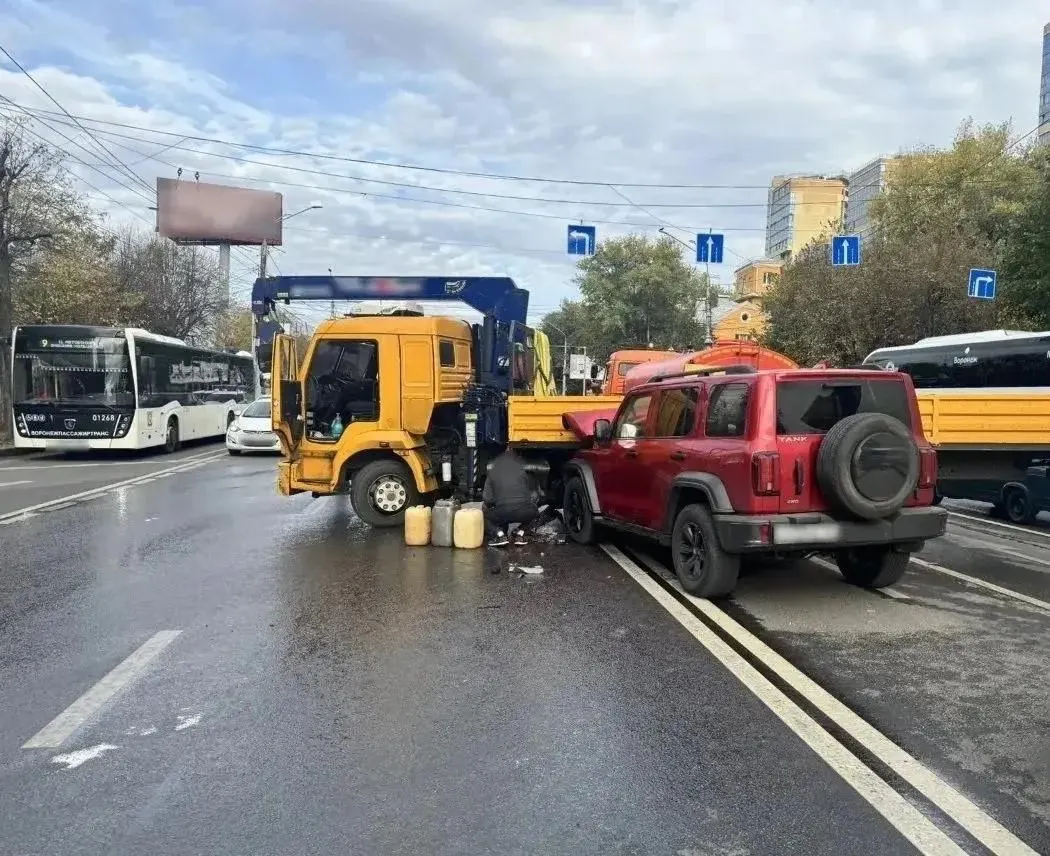 Дорожная авария на трассе под Воронежем привела к ранению троих людей и затрудненному движению.