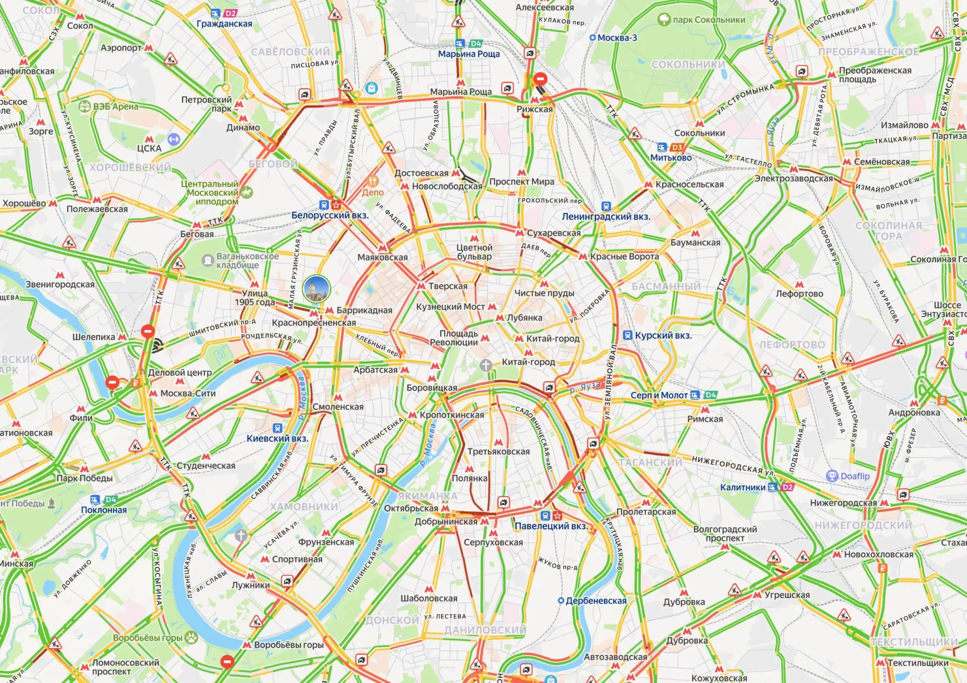 Москва оказалась в пробках, карта зафиксировала высокий уровень заторов.