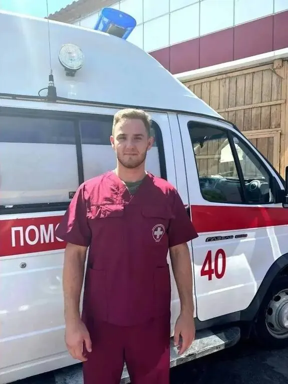 Медицинский работник из Барнаула оказал помощь раненому сослуживцу в Белгородской области на фоне обстрелов и пролетающих дронов; после спасения он продолжает службу и учёбу.