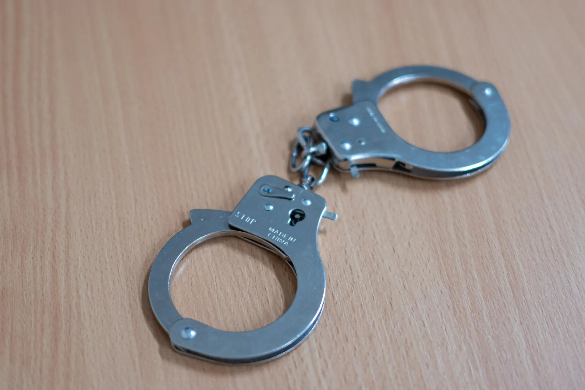 Расследование показывает, как «гуру» манипулировал людьми под видом духовности и присваивал имущество последователей, включая детей.