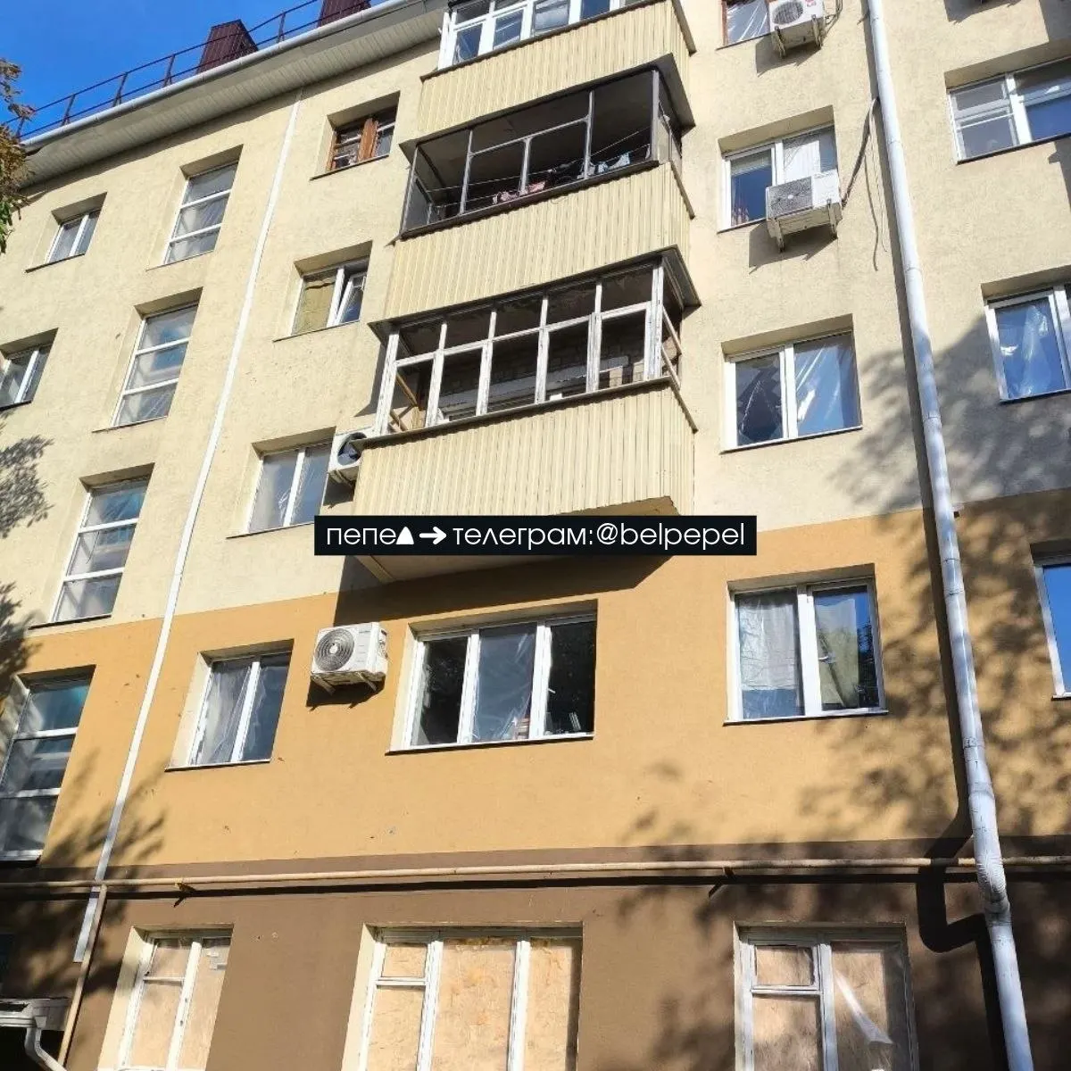 Через два с половиной месяца после атаки беспилотника ремонт дома №41 на Народном бульваре еще не начался; жильцы вынуждены были покупать материалы и переделывать работу.