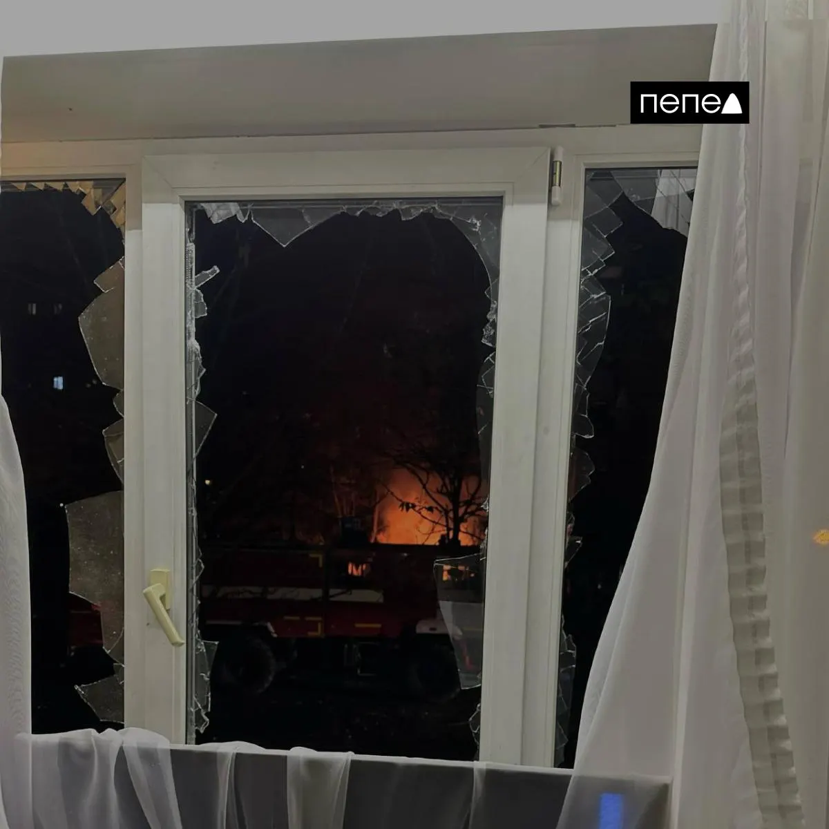 После падения дрона возле квартиры белгородской семьи разрушены стены и окна; 11-летний двоюродный брат находится в реанимации в тяжёлом состоянии.