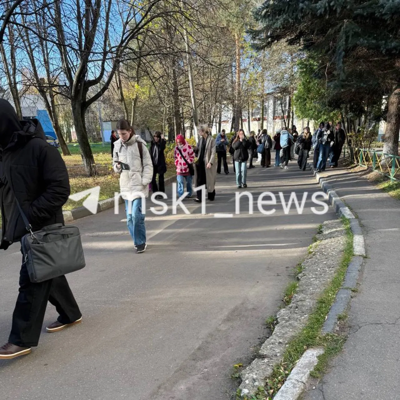 Эвакуация на территории учебного заведения может занять около трех часов; на месте работают службы безопасности.