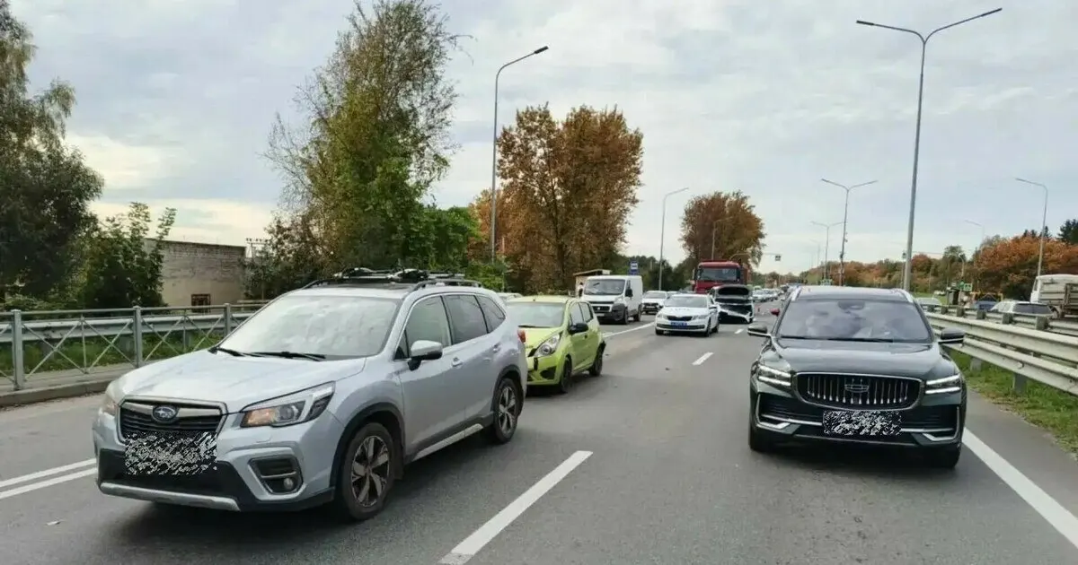 На Моспроспекте произошло столкновение четырех автомобилей; пострадал пассажир 1950 года рождения, его доставили в больницу.