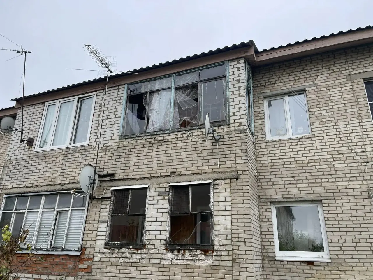 Ночная атака беспилотников повредила окна в нескольких квартирах деревни Лыткино Подмосковья. Глава округа сообщил, что восстановительные работы начнутся; пострадавших нет.