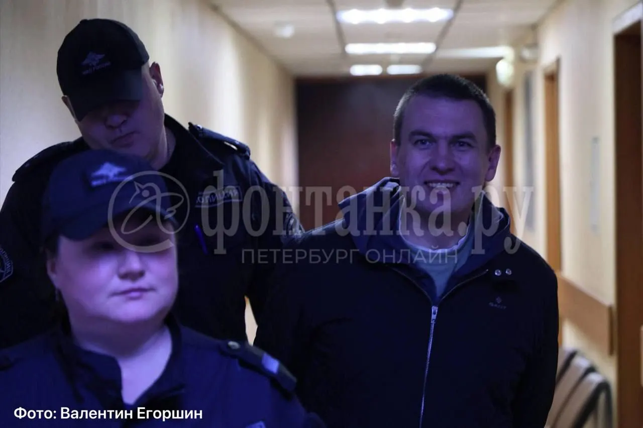 Подсудимого по делу о военных фейках доставили в Петербург. В коридоре Приморского суда его встретили пресса и мама; он похвалил условия содержания и тюремную почту, а затем этапировали в Москву на психолого-психиатрическую экспертизу.