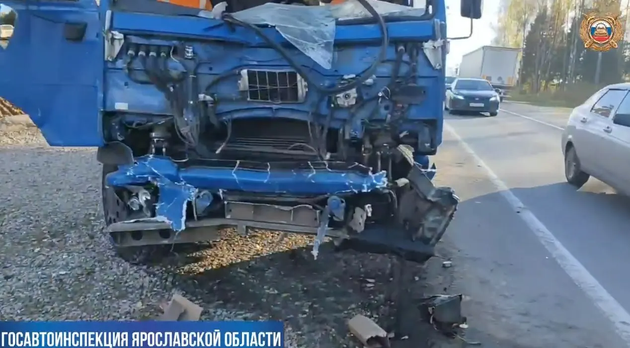На участке трассы М-8 в Переславском районе произошло смертельное столкновение между Газелью и КамАЗом; погиб один из водителей.