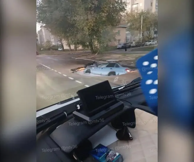 Ограничение подачи воды в районе Ленинградской вызвано крупной утечкой на водопроводе; ведутся ремонтные работы, грунт под дорогой пошел под уклон, образовался провал и требуется извлечение автомобиля.