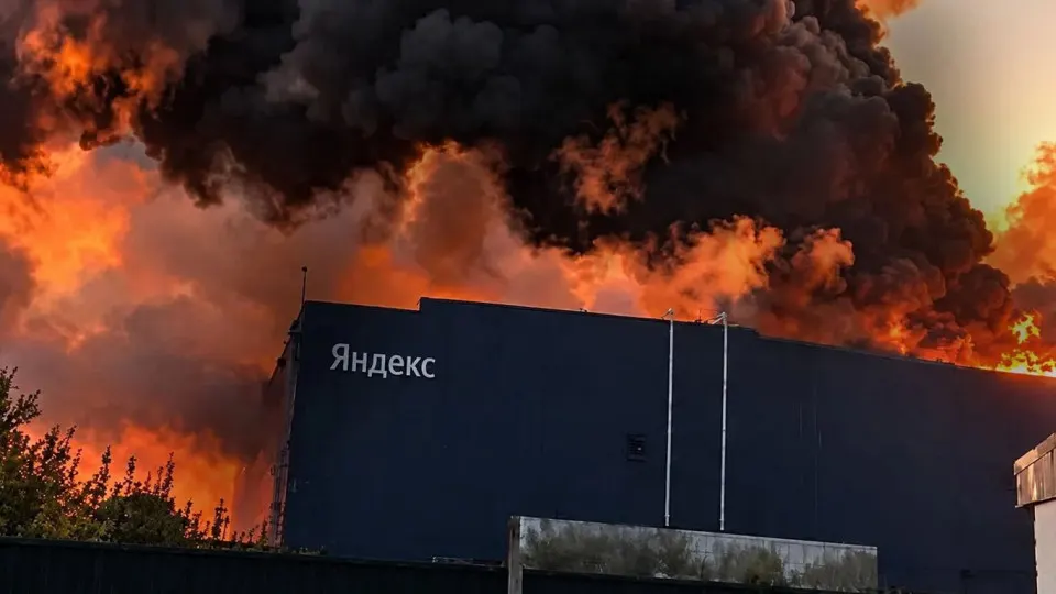 Удары беспилотников повредили инфраструктуру Яндекса: в Сасово и Калуге затронутая сеть вызвала сбои в сервисах и пожар на объектах.