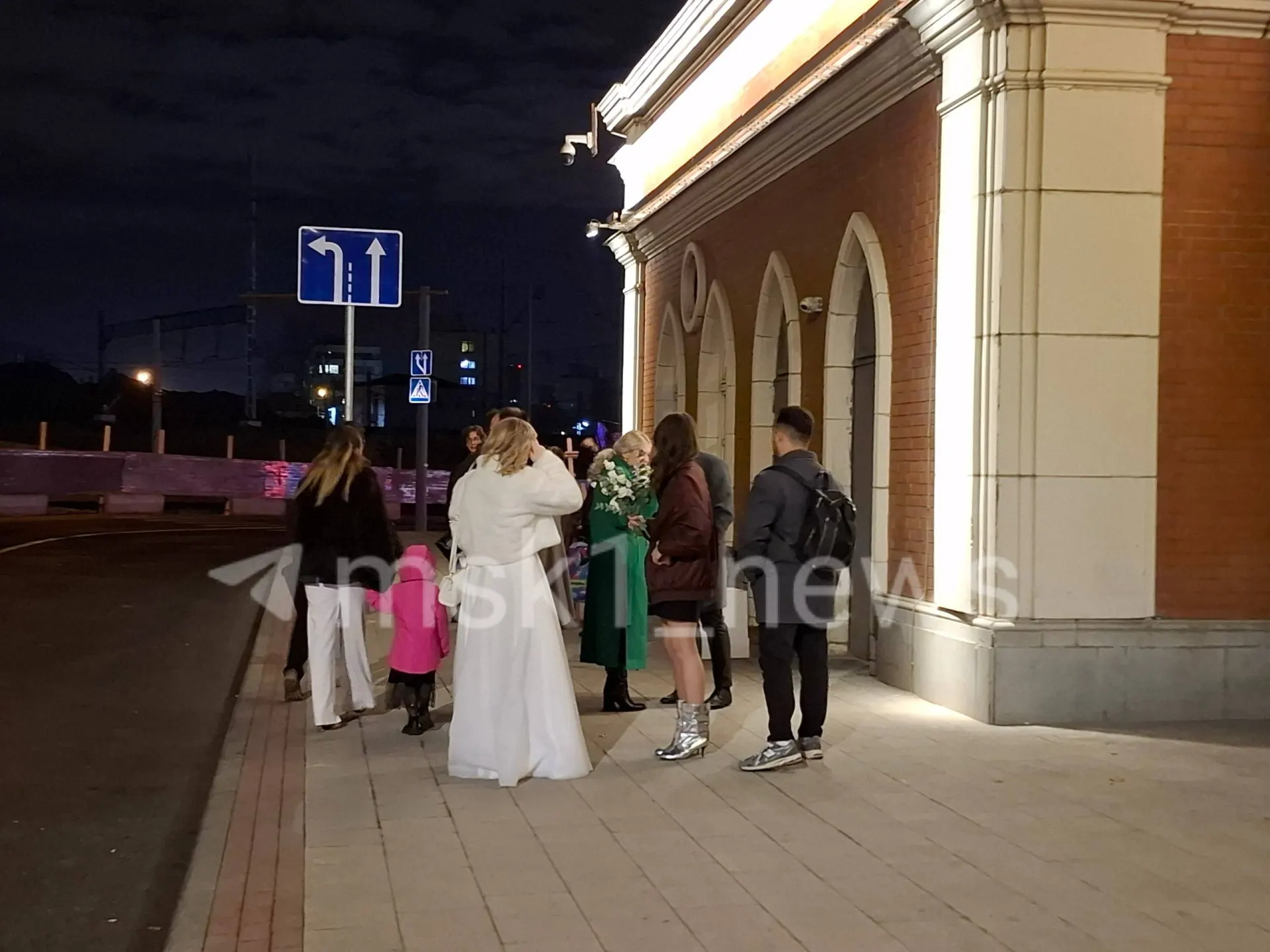 Празднование пятилетия брака в московском парке было вынуждено прерваться из-за эвакуации.