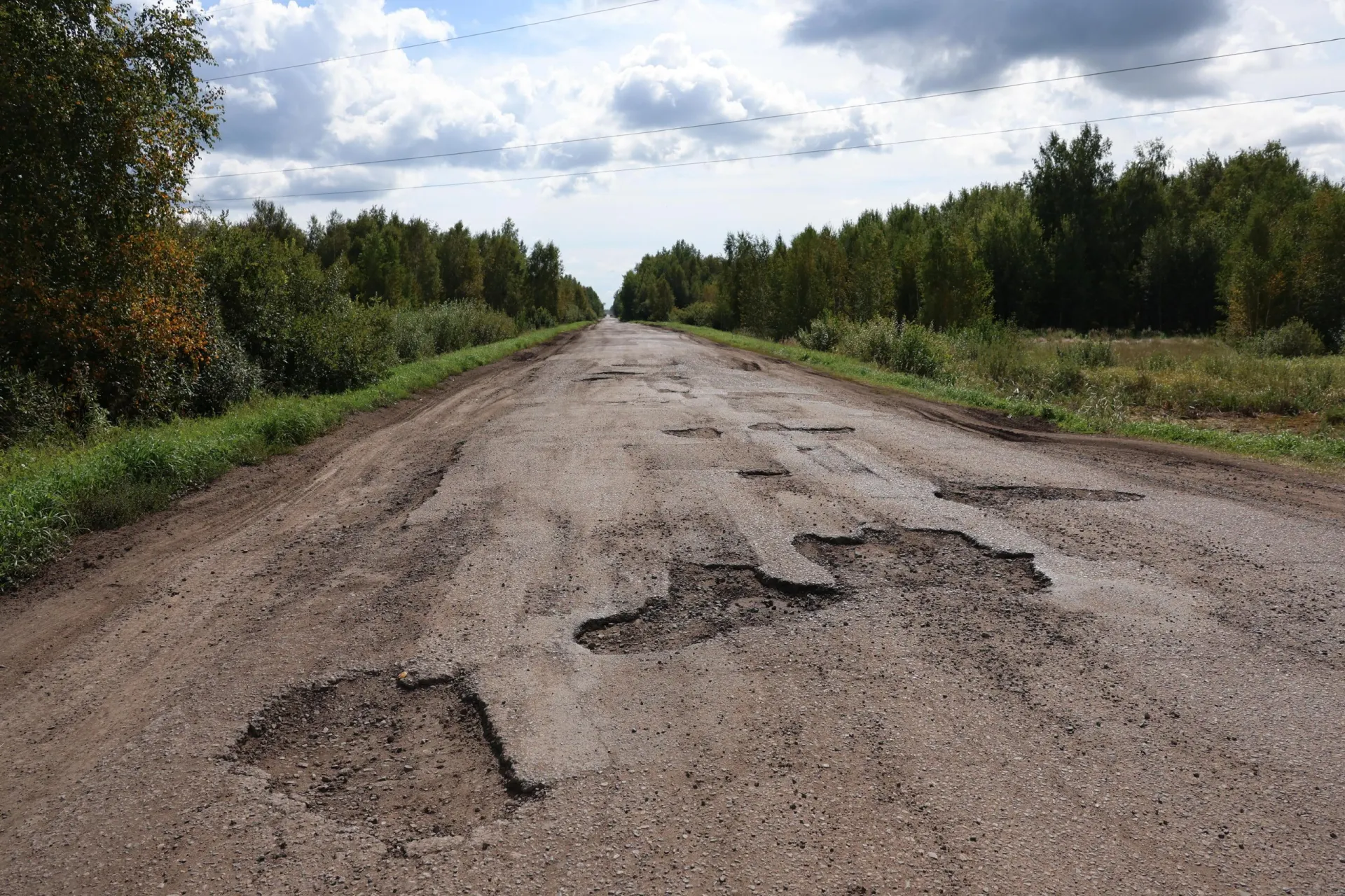 Ямы на дороге в Рыбном заметно превышают норму, чиновники требуют оперативного вмешательства.