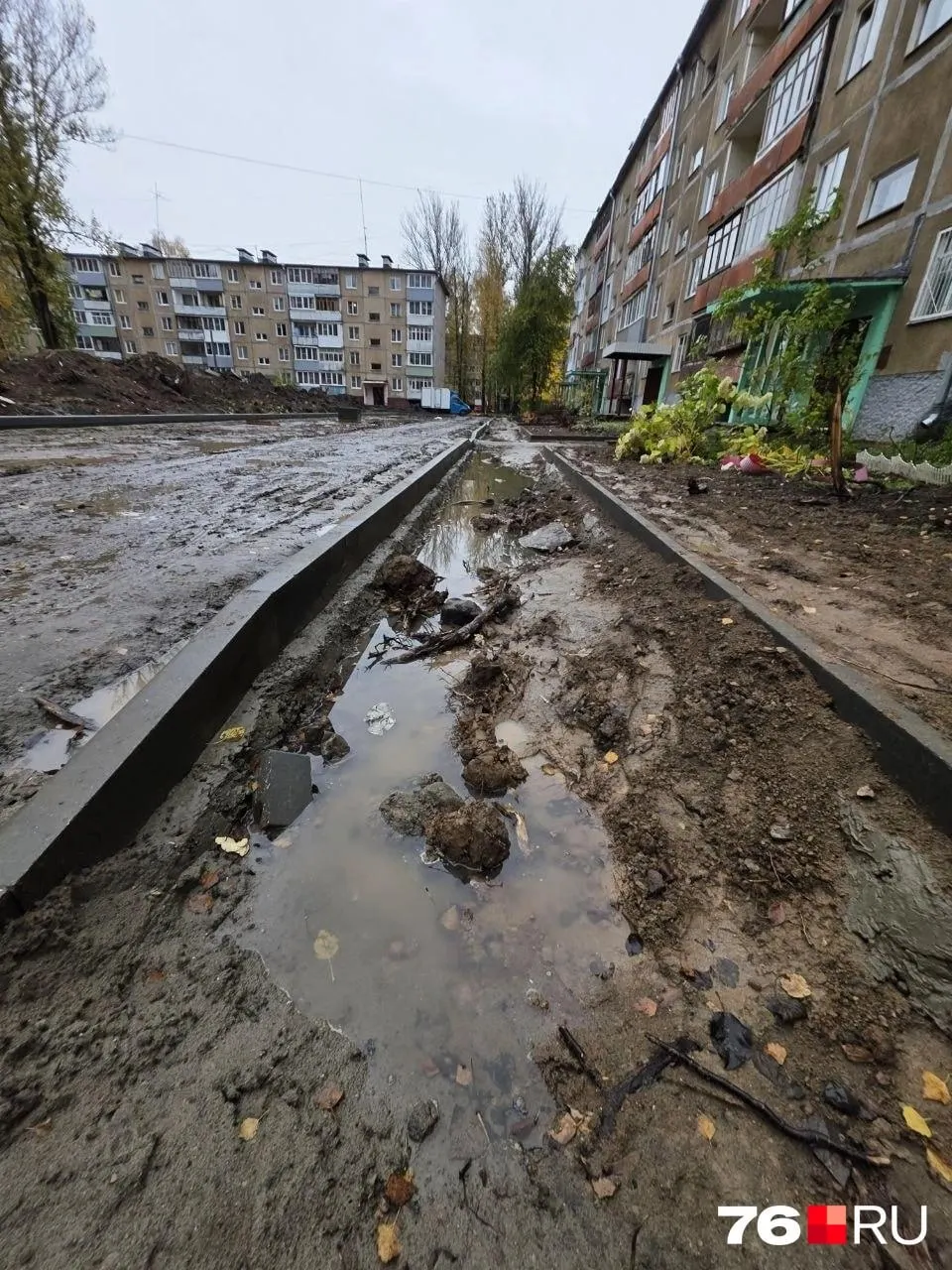 Жители района сообщают о заблокированном дворе после раскопок: между домами лежат бордюры, глина и земля; власти обещают продолжить работы и довести ремонт до конца октября.