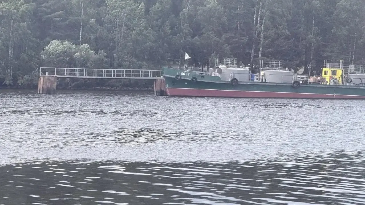 Владельцу теплохода «ОС-17» вынесли штраф в 300 тысяч рублей за нарушение требований безопасности и условий хранения горюче‑смазочных материалов.