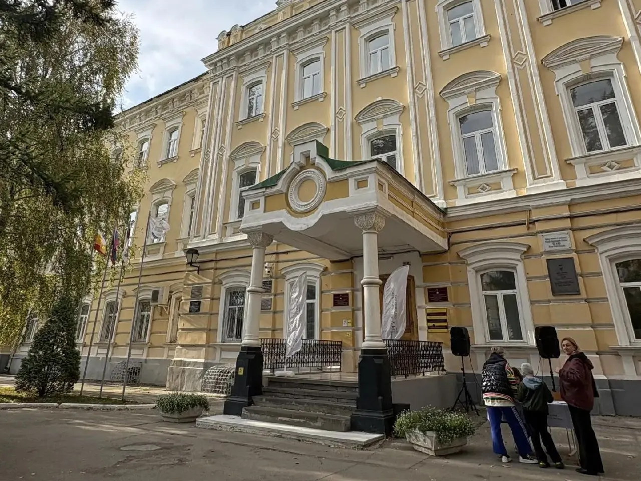 Разбираем причины, по которым молодым людям из региона сложно устроиться по полученному образованию, и что можно изменить