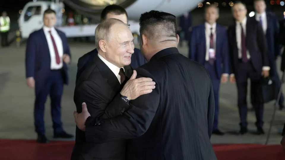 Лидер Северной Кореи поздравил президента России с днём рождения и пообещал дальнейшее укрепление сотрудничества, включая военное.