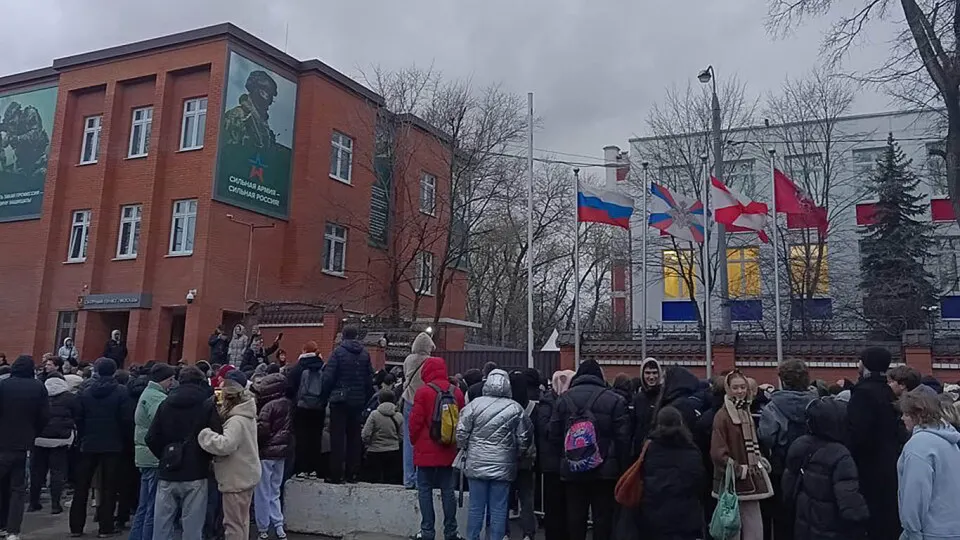 В Москве силовики активизировали рейды по выявлению призывников и проверкам у метро и на станциях, что вызывает тревогу у молодых людей и их родственников.