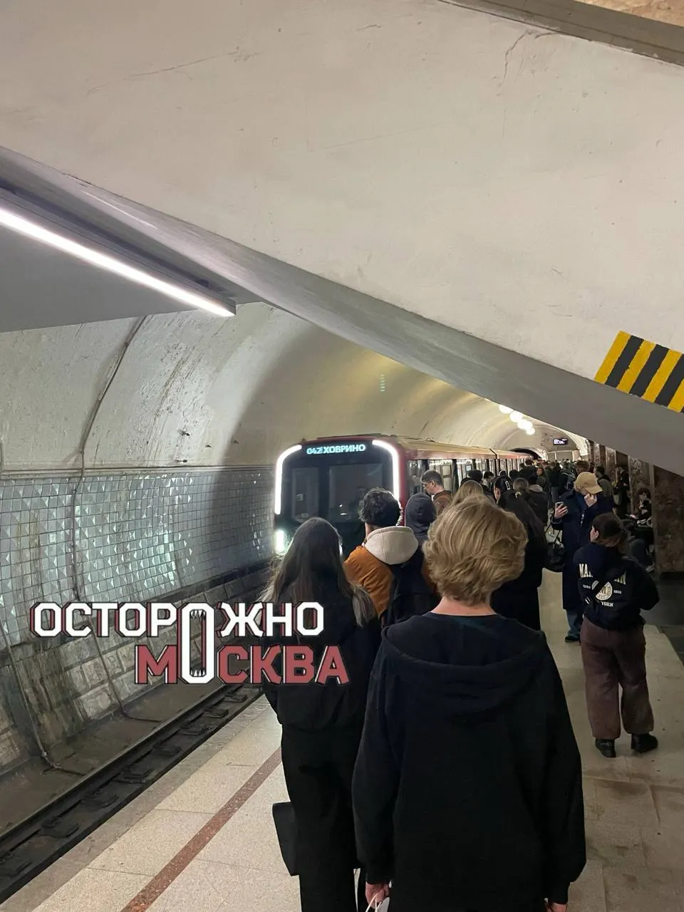 На Замоскворецкой линии метро на станции Новокузнецкая мужчина упал на пути; движение частично ограничено во время инцидента.