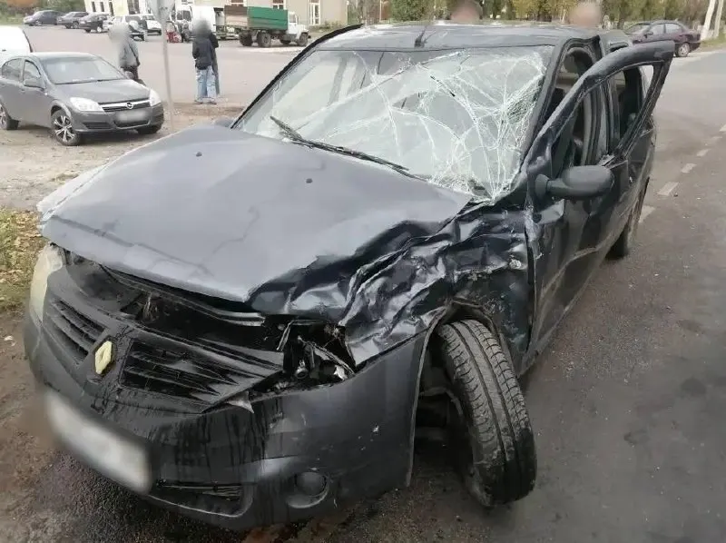 В результате аварии пострадали три человека: водитель грузовика, женщина и пенсионерка. По предварительным данным, автомобилист не уступил дорогу.