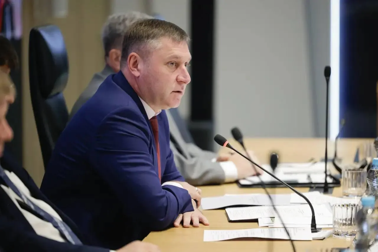 Глава региона поручил до конца недели выработать меры безопасности для приграничных поселений, обсудить компенсации за утраченное жильё, поддержку малого бизнеса и другие актуальные вопросы.