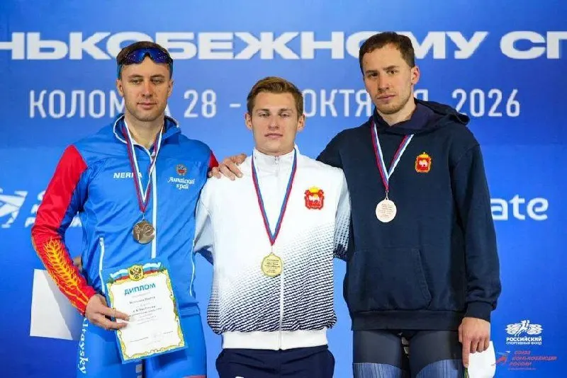 На первом этапе Кубка России по конькобежному спорту в Коломне Виктор Муштаков из Алтайского края занял серебро на дистанции 500 метров. На дистанции 1000 метров он финишировал пятым; его соотечественница Анастасия Муштакова заняла 9-е место на 500 м и 13-е на 1000 м.