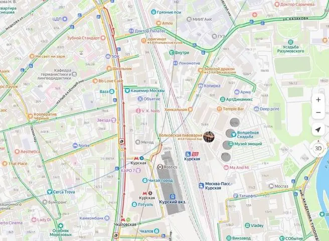 На Курском вокзале произошло дорожно-транспортное происшествие между легковым автомобилем и мотоциклом. Пострадали двое, на месте работают экстренные службы, образовалась пробка.