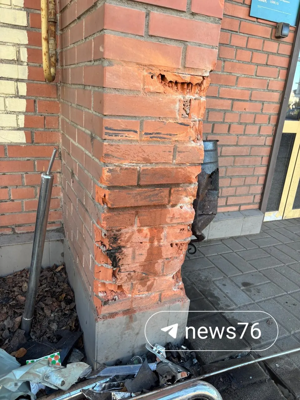 ДТП ночью на улице Большой Федоровской: водитель не пострадал, подушки сработали, лобовое стекло треснуло.
