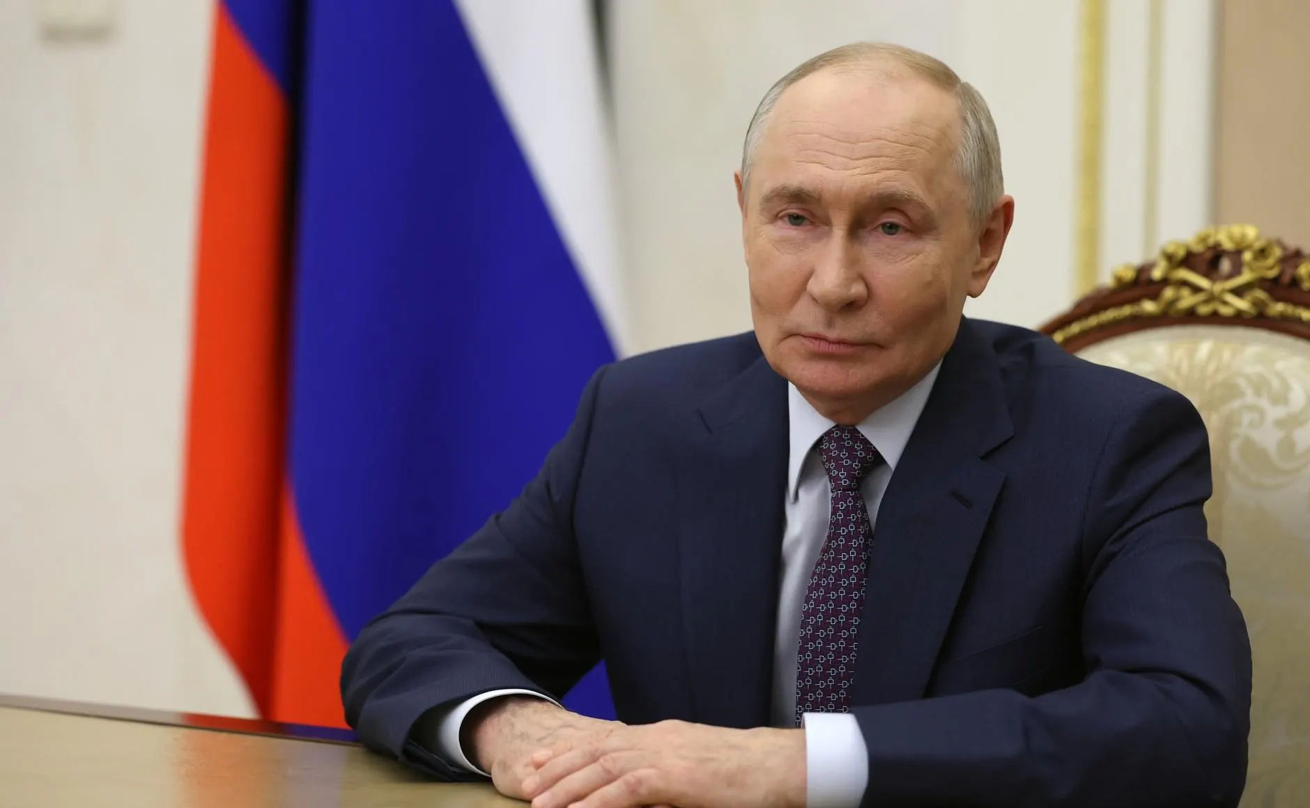 Президент поздравил педагогов с профессиональным праздником и поблагодарил их за их труд.