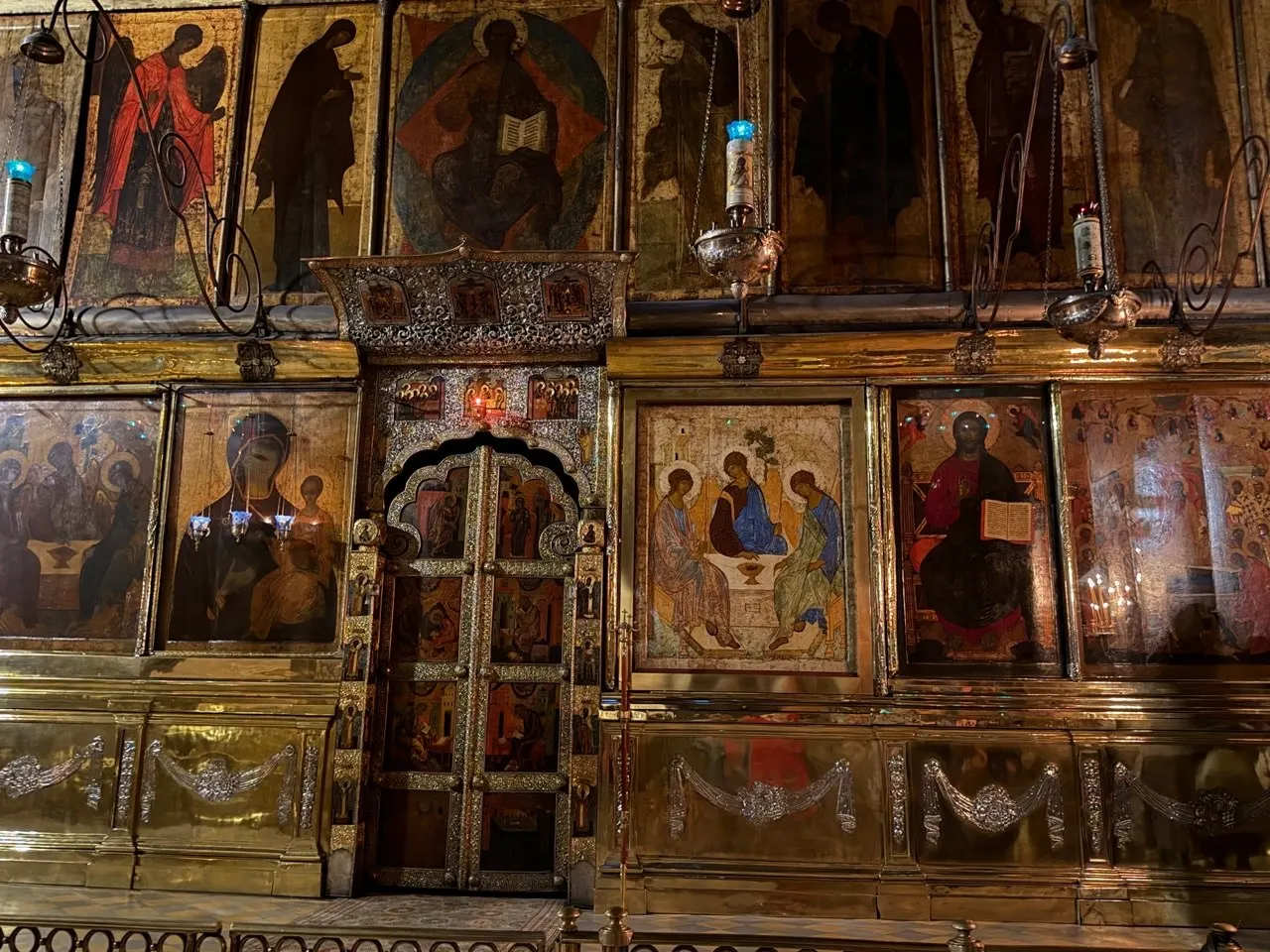 Икона Андрея Рублева возвращена на место в иконостасе Троице-Сергиевой лавры после обследования климатической витрины; временная замена витрины была копией.