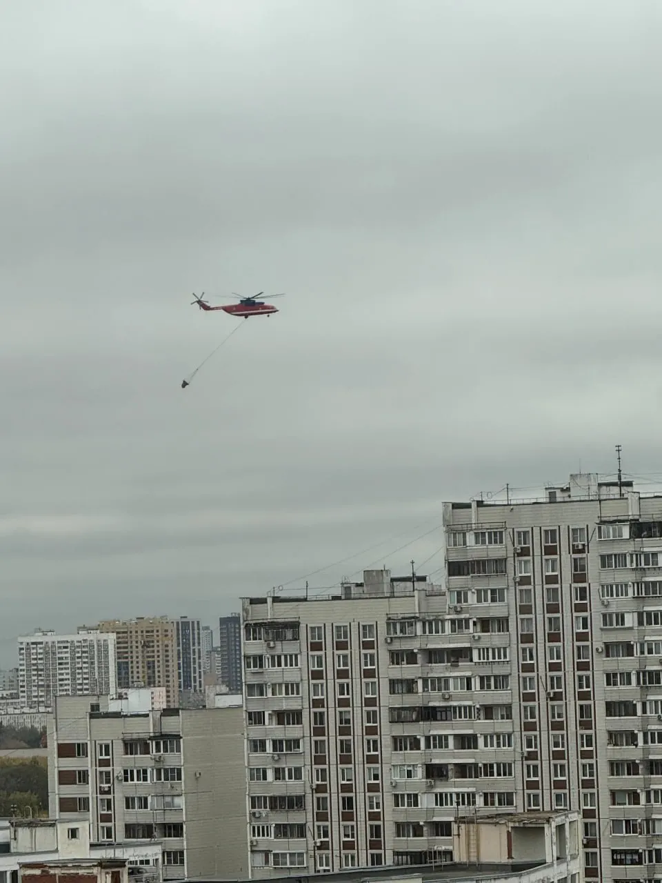 Пожаров в городе не зарегистрировано; представители ведомств говорят о возможных учениях и нормальной обстановке.