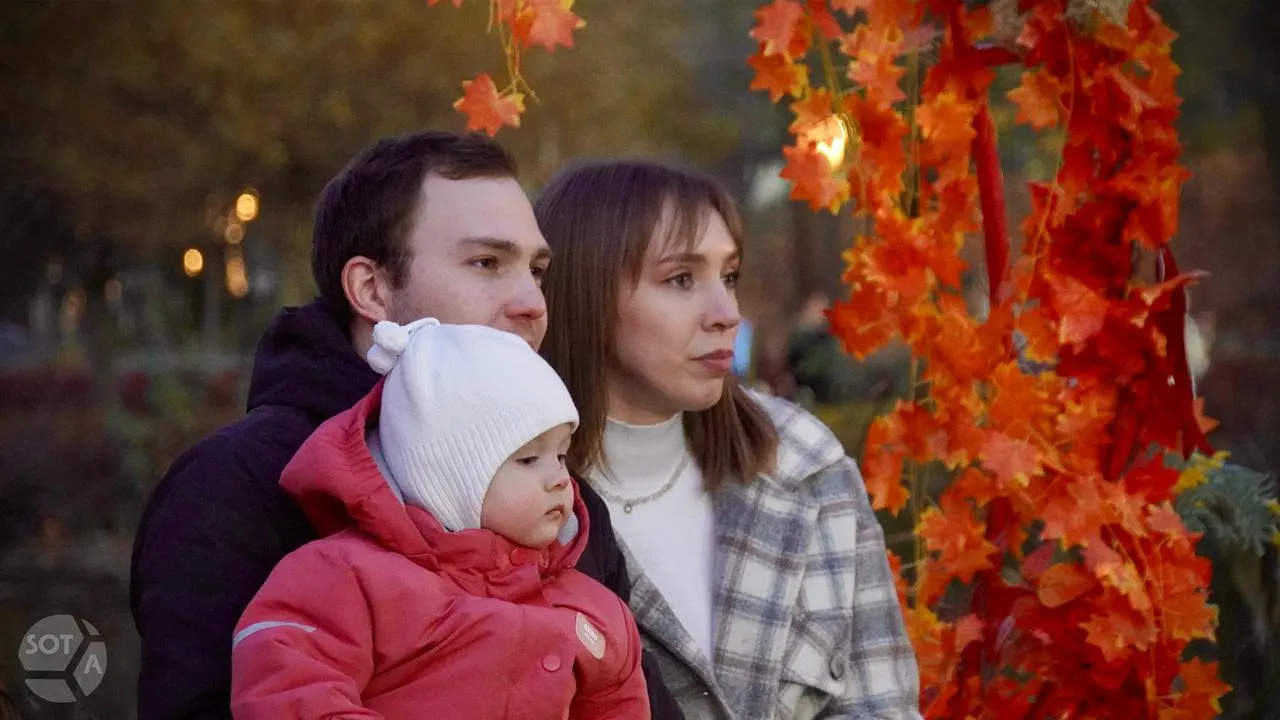 В Москве на городской ферме ВДНХ завершается осенний фестиваль «Октобер фест»: гости украшают площадку тыквами, мастерят лодочки и участвуют в игре Мафиозной Мафии.