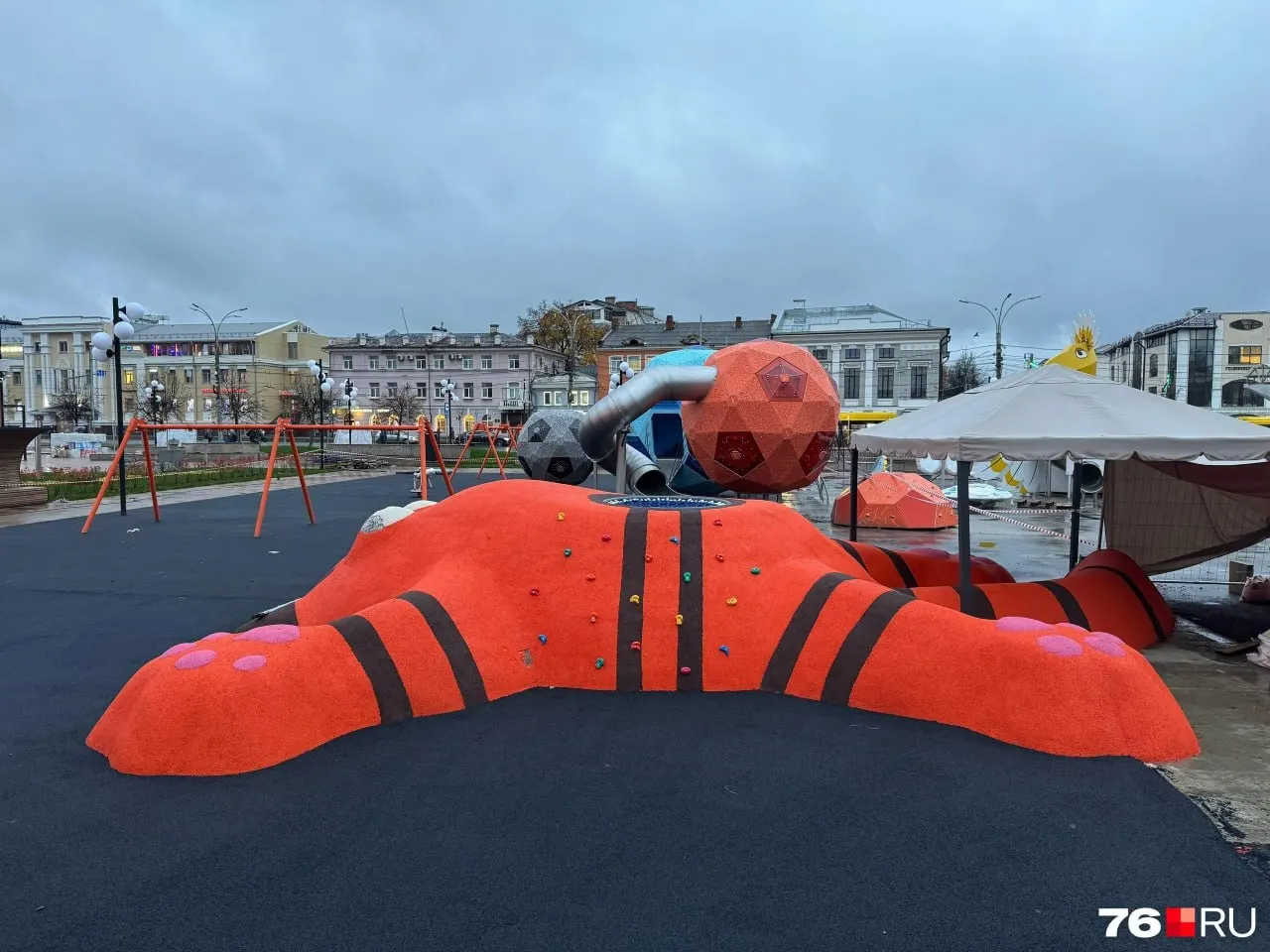 На площади Юности установлен гигантский кот-скульптура с необычным дизайном: лежит на спине и имеет элементы, напоминающие батут.