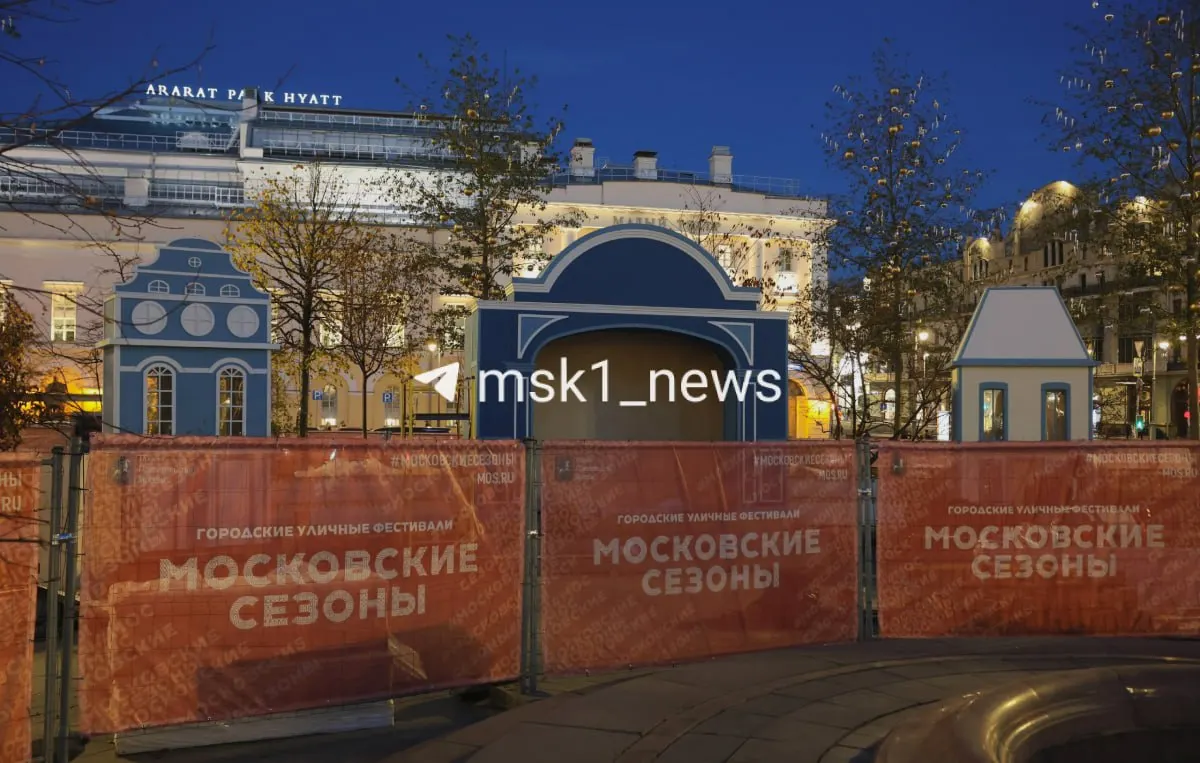В столице начинают развешивать праздничные декорации: шары, сосульки и театральные сценические элементы украшают городскую среду.