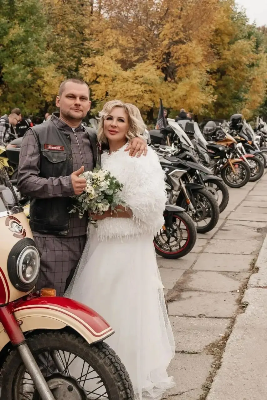 Молодожёны Антон и Александра устроили яркую церемонию, прибыв в отдел ЗАГС на мотоциклах, что стало заметной особенностью дня.