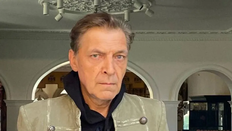 Росфинмониторинг включил Александра Невзорова в перечень террористов и экстремистов; материал освещает сроки уголовного процесса и конфискации активов журналиста.