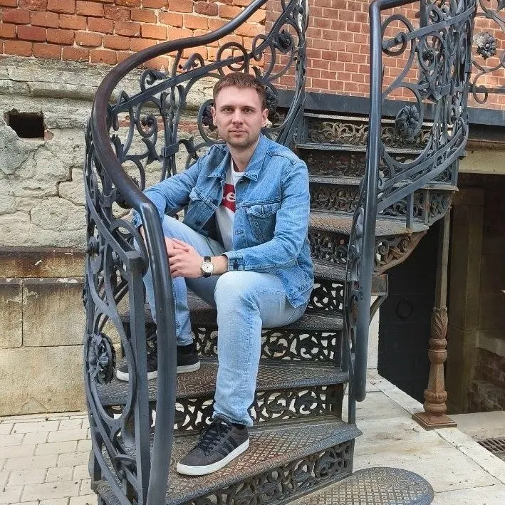 Сергей Качалов назначен временно исполняющим обязанности министра общественных коммуникаций региона; ранее занимал должности в департаменте внутренней политики и молодёжном правительстве.