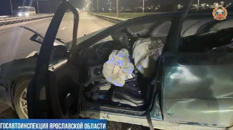 На Промышленном шоссе в Ярославле водитель Skoda не справился с управлением, съехал на ограждение и перевернулся; погиб на месте.