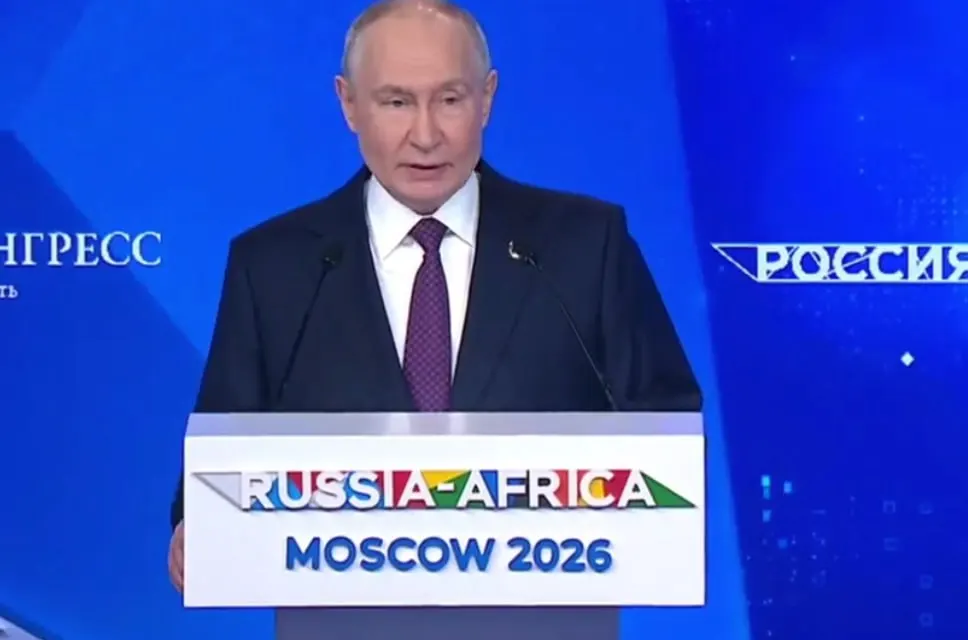 Президент заявил, что конкуренты догоняют Россию в технологиях и копируют российские разработки; подчеркнул достигнутые Россией успехи в суверенитете, включая сферу IT. В Москве с 27 по 29 октября 2026 года планируются временные ограничения интернета и дорожного движения из‑за саммита.