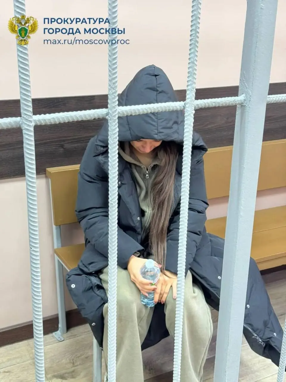 21-летняя подозреваемая не признала вину и расплакалась во время заседания; она закрывала лицо руками и отворачивалась от камер.