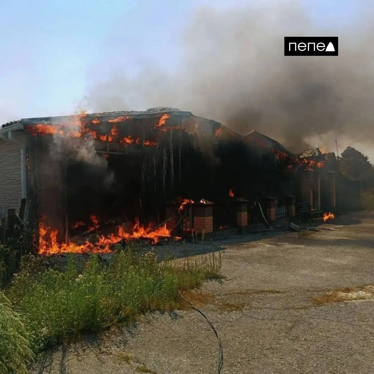 Приграничные сёла Дунайка и Мощёное в Белгородской области почти пусты: из 250 жителей осталось около 30, дома горят, люди боятся возвращаться домой; требования расселения набирают обороты.