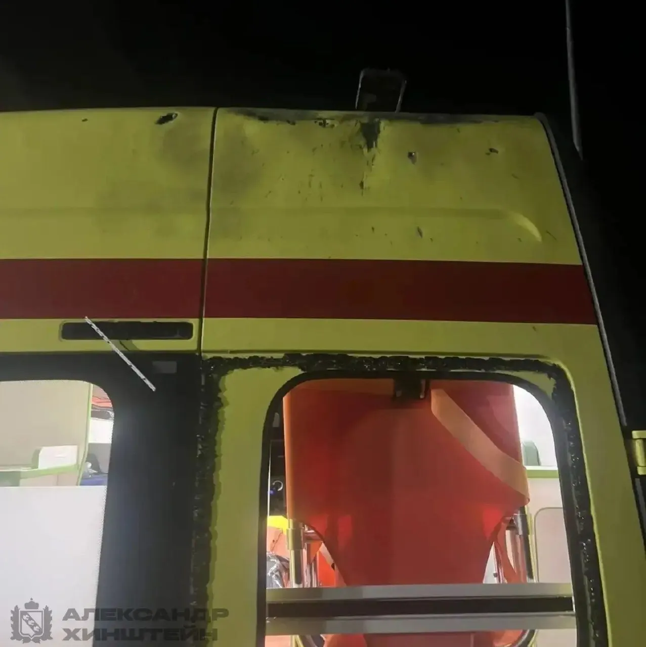 Дрон повредил экипаж скорой помощи, медик получил осколочные ранения бедра, плеча и предплечья.