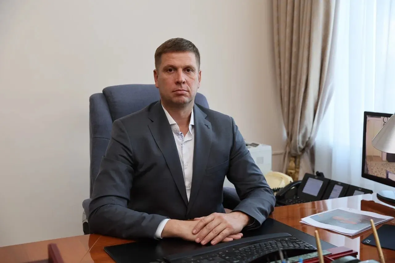В Краснодарском крае прошли обыски у близкого к губернатору Антона Казанова; ситуация вызывает обсуждения вокруг будущего руководителя региона.
