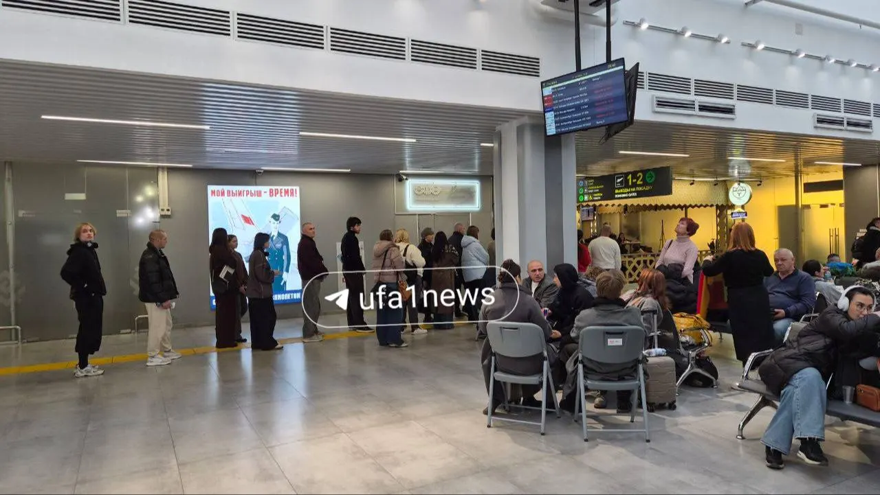 Пассажиры ожидали вылеты около полутора суток: самолёты из Санкт‑Петербурга приземлились в Оренбурге и Екатеринбурге, рейс из Дубая достиг Казани, а путешественники из Антальи в Уфу увидели Самару и Волгу.