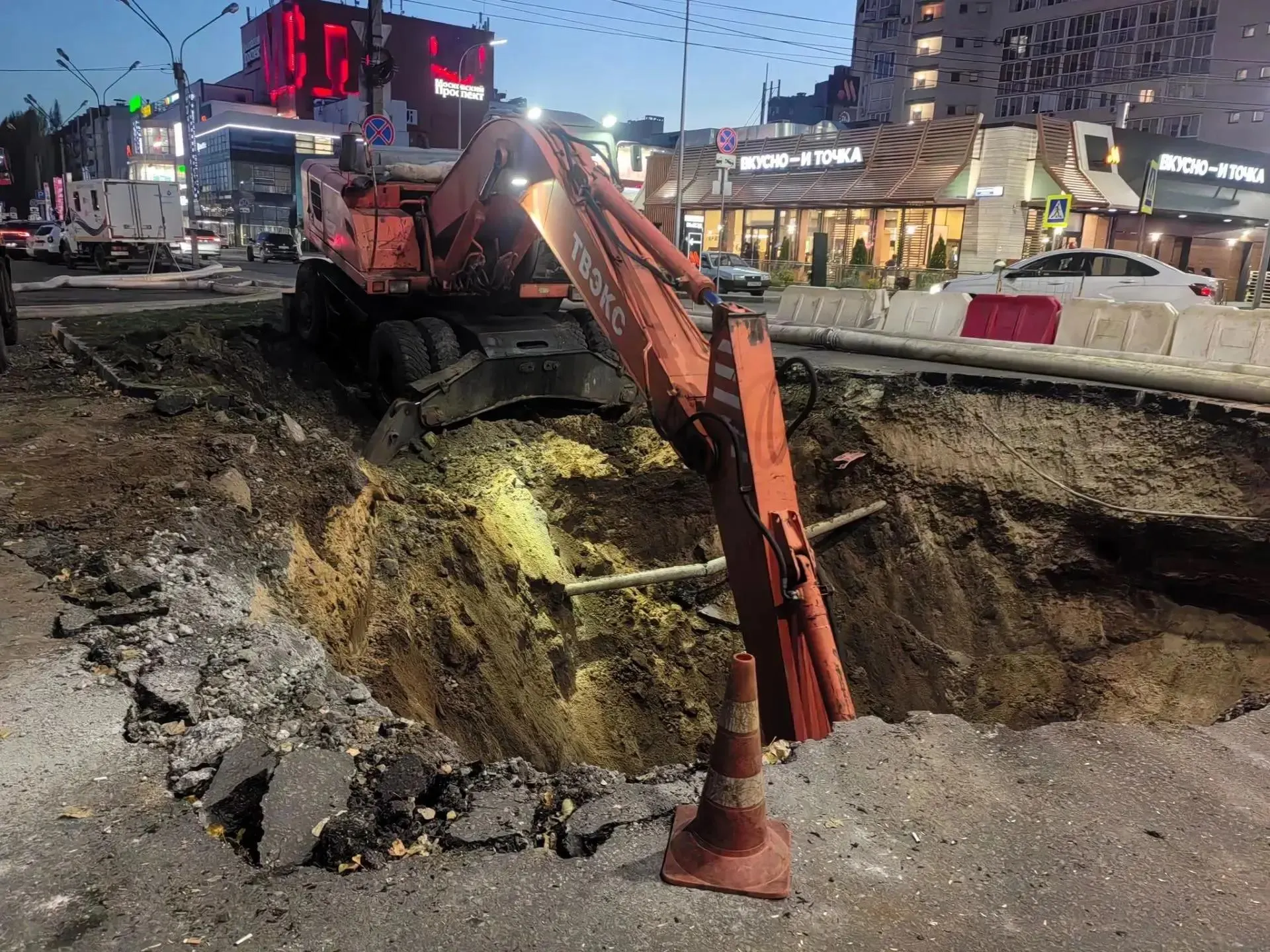 Заменено два метра из пятнадцати на Московском проспекте; продолжаются работы по ремонту канализационного коллектора в Воронеже.