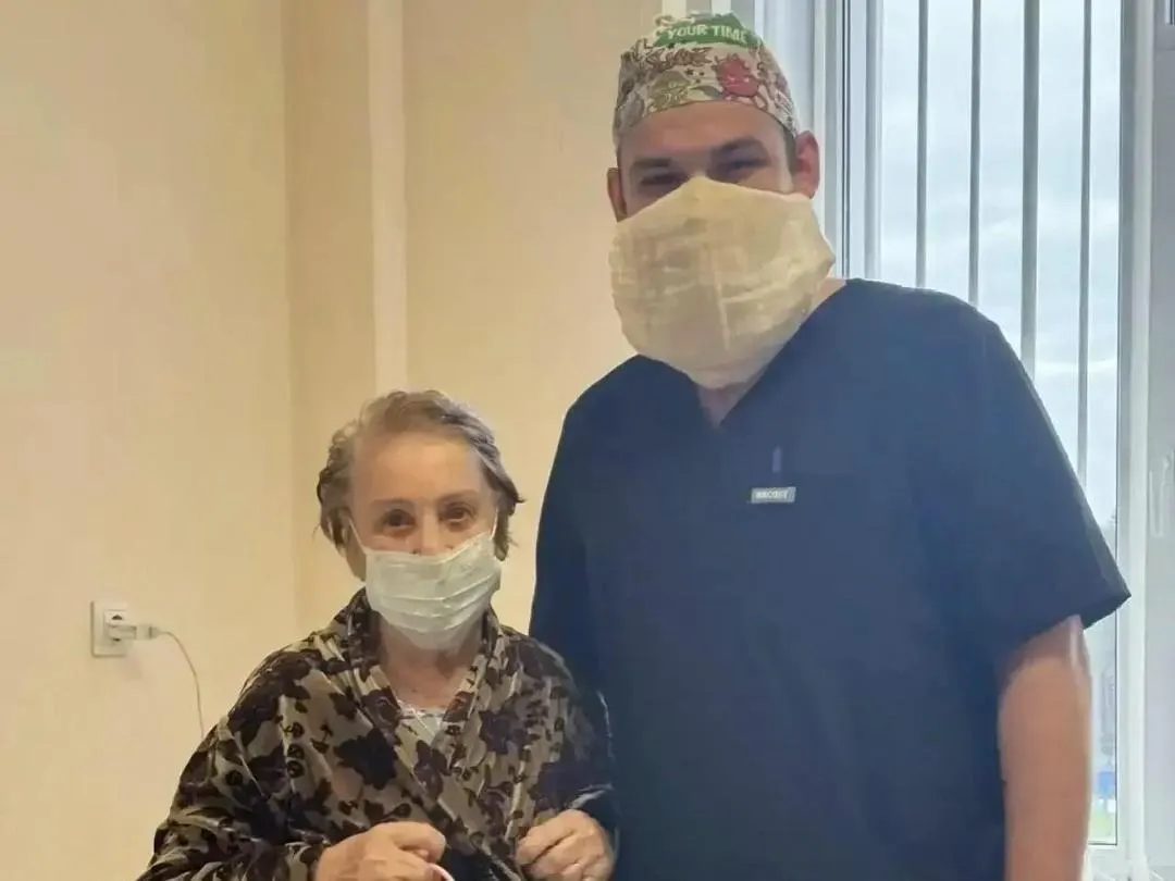 Рязанские врачи успешно спасли пациентку с опухолью кишечника; она продолжит восстановление дома.