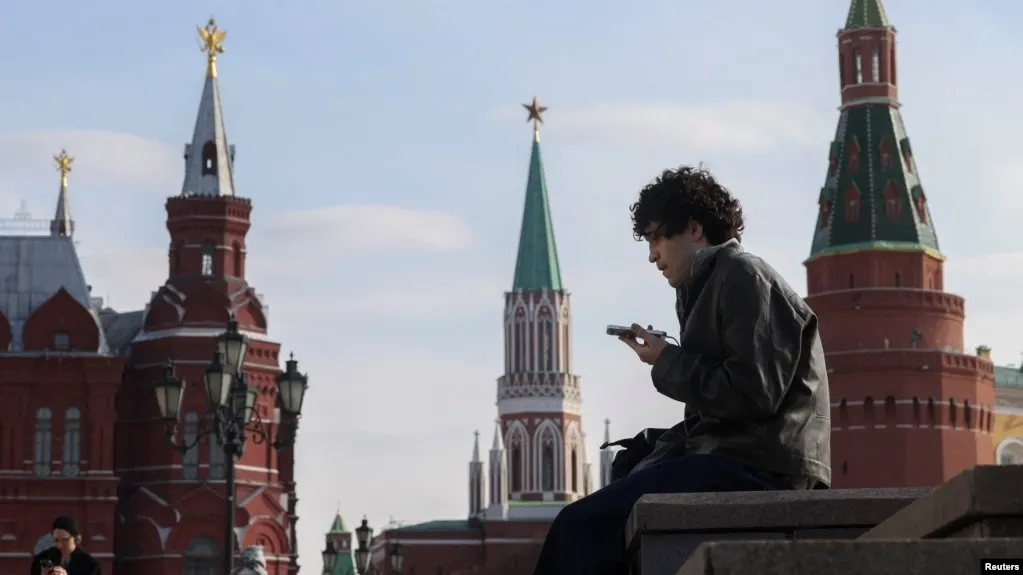 Законопроект предусматривает возрастную идентификацию несовершеннолетних в соцсетях и сокращение времени онлайн до 14 лет; обсуждаются зарубежные примеры регулирования.