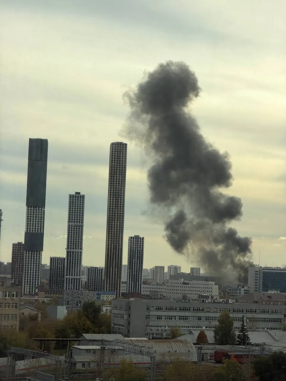 В Москве наблюдается крупный пожар: над районом Острова мечты и Нагатинской поймой поднимается дым. Очевидцы просят сообщать фото и видео.