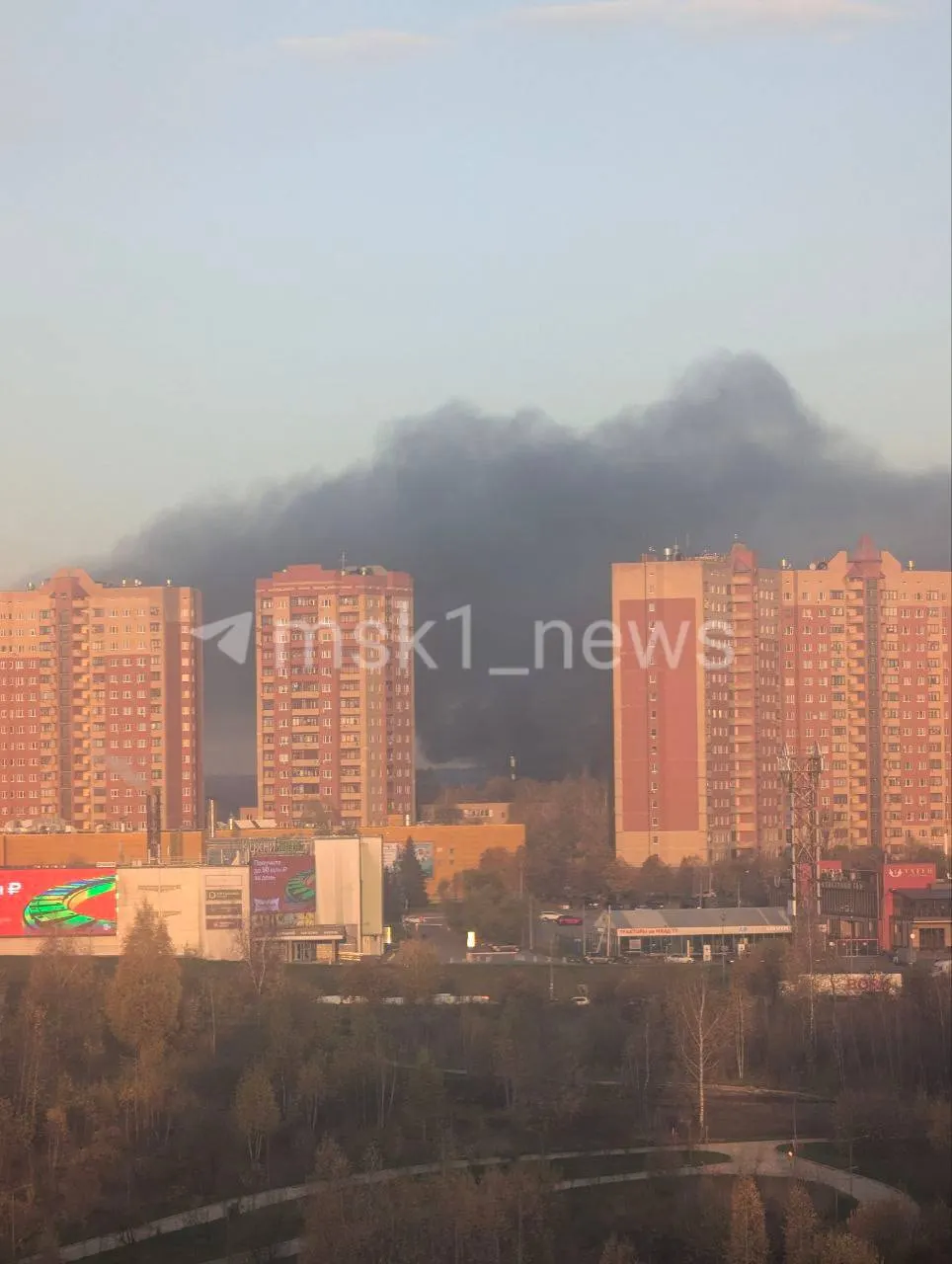 Очевидцы сообщают о пожаре в частном секторе Подмосковья; редакция просит отправлять фото и видео наблюдений.