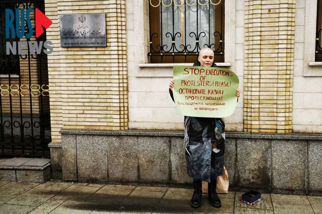 Тверской суд Москвы вынес штрафы активистке за дискредитацию ВС РФ и отказ подчиняться полицейским требованиям после акции на Пушкинской площади.